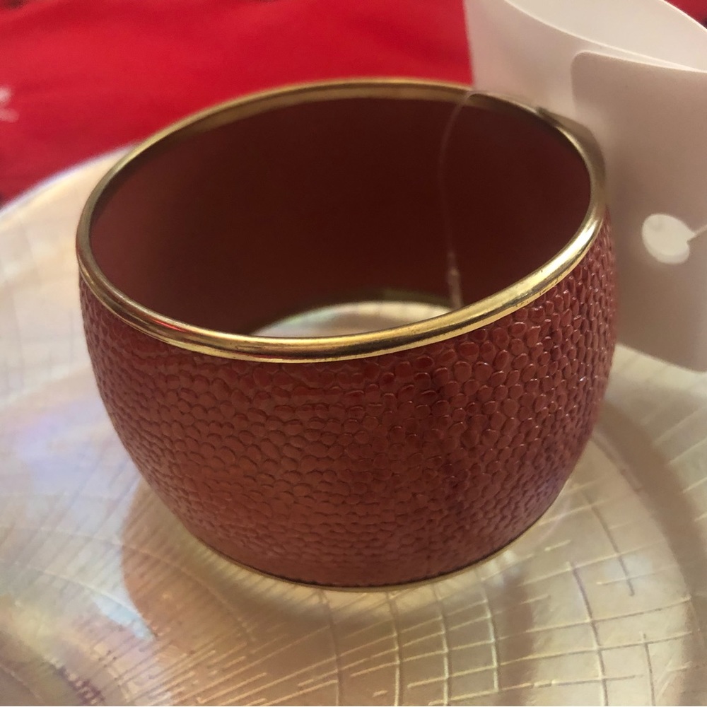 Enamel Coral Gold tone bangle.one size - Picture 4 of 8